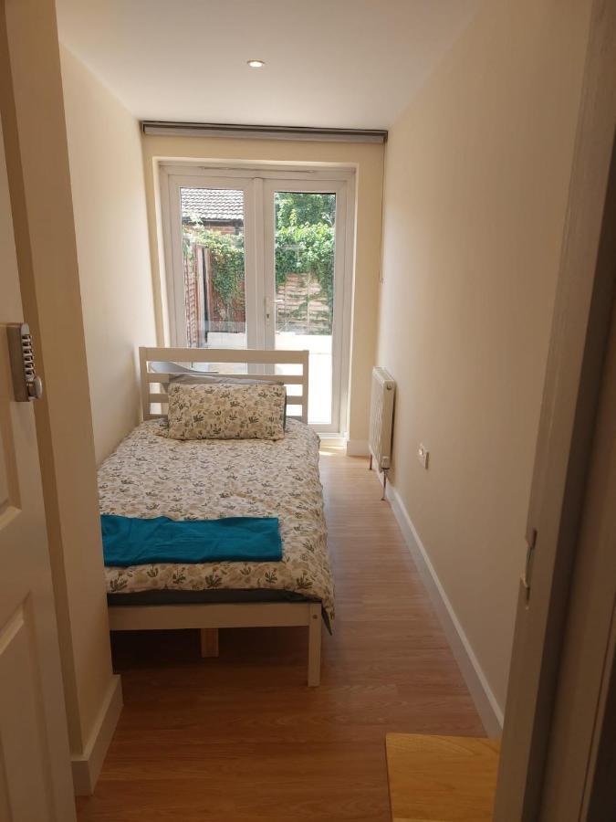 Vibrant Single Room Only For One Adult Саутхолл Экстерьер фото